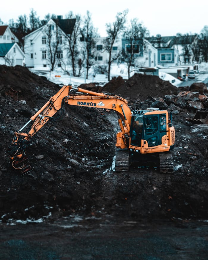 الرئيسية A Komatsu excavator working on a snowy construction site in Tromsø, Norway.
